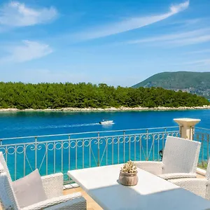 Apartment Captain's Quarters At Fiscardo Waterfront-feel The Breeze, Fiskardo